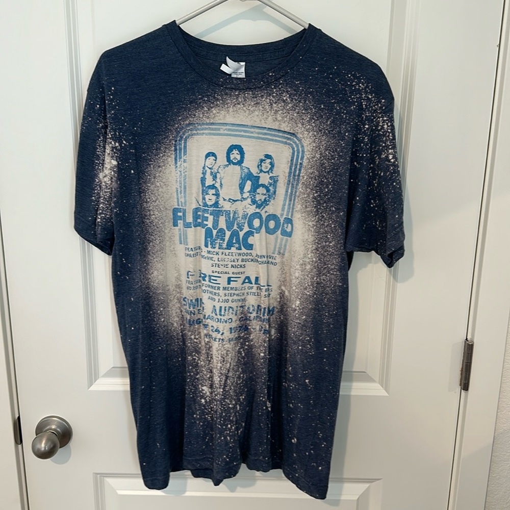 Women’s Fleetwood Mac graphic tee. Size large. Never worn!!